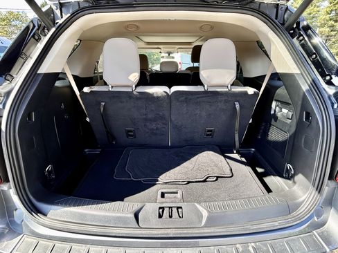 Used 2023 Ford Explorer XLT w/ Equipment Group 202A image 10