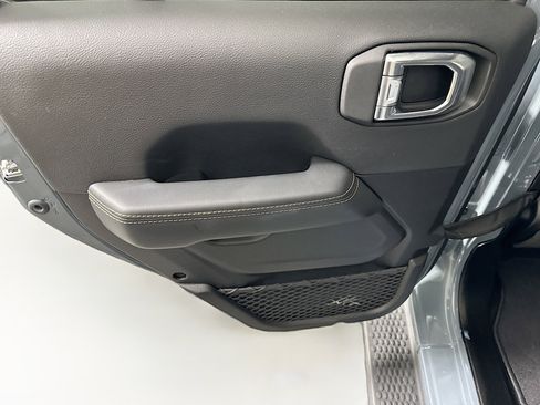 Used 2025 Jeep Wrangler Sahara image 24