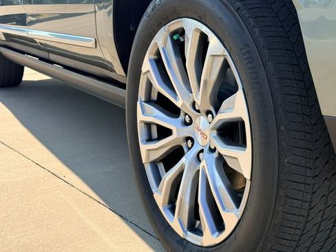 Used 2024 GMC Yukon XL Denali RWD image 19