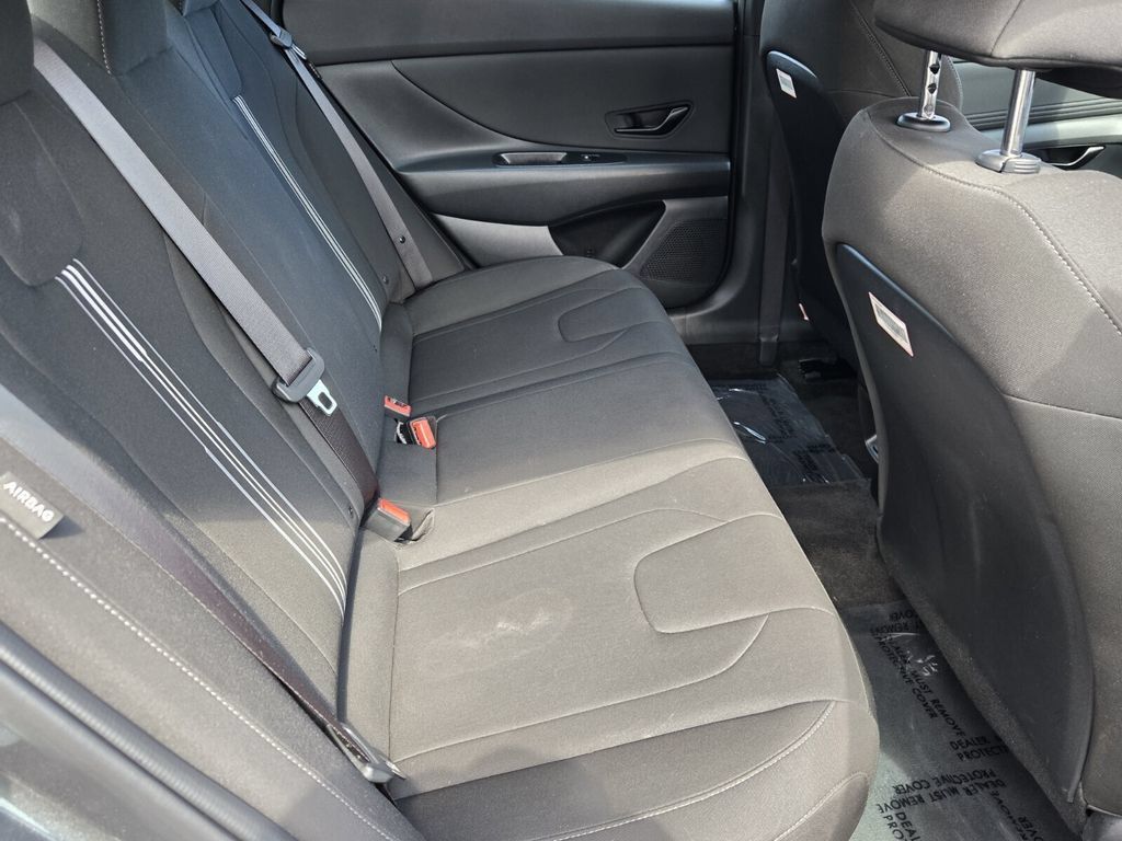 Certified 2025 Hyundai Elantra SEL FWD image 15