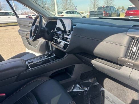 Used 2024 Nissan Pathfinder Platinum image 38