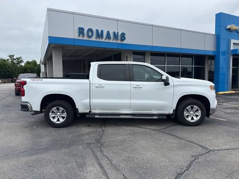 Used 2022 Chevrolet Silverado 1500 LT AWD/4WD image 2
