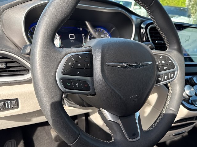 Used 2024 Chrysler Pacifica Touring-L FWD image 12