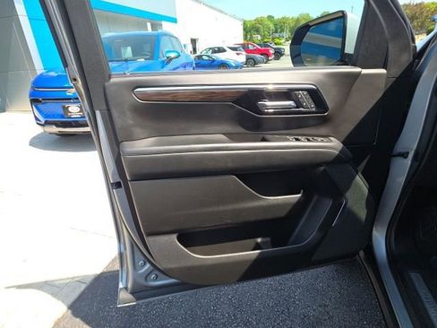 Used 2025 Chevrolet Suburban Z71 AWD/4WD image 15