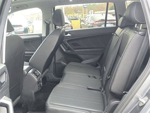 Used 2023 Volkswagen Tiguan SE w/ Panoramic Sunroof Package image 9
