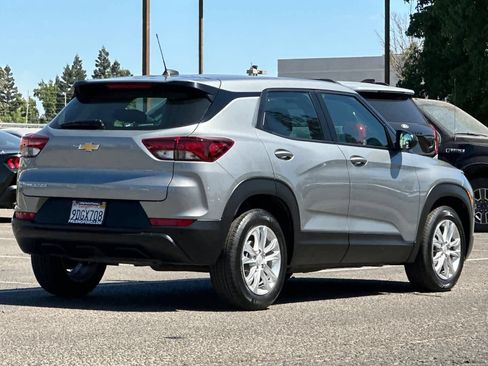 Used 2023 Chevrolet TrailBlazer LS FWD image 2