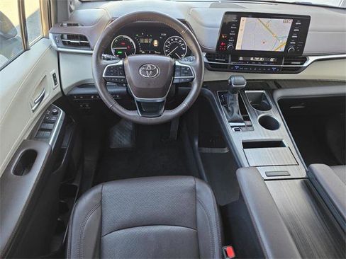 Certified 2023 Toyota Sienna Platinum image 12