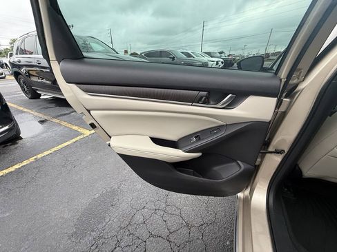 Used 2018 Honda Accord Touring image 17