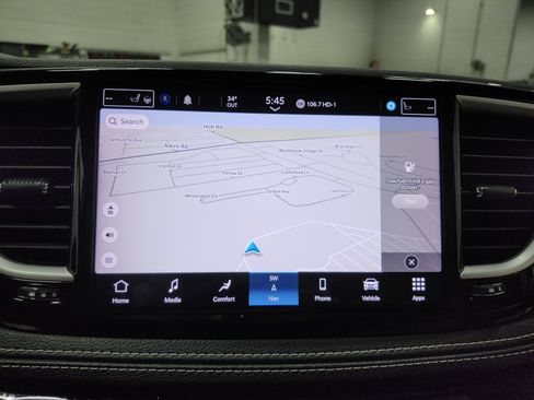 Used 2021 Chrysler Pacifica Touring-L image 4