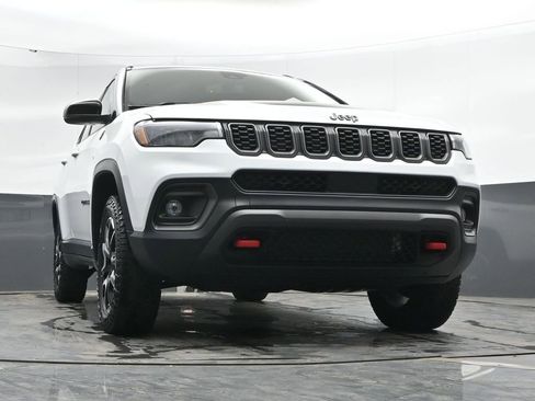 Used 2025 Jeep Compass Trailhawk AWD/4WD image 42