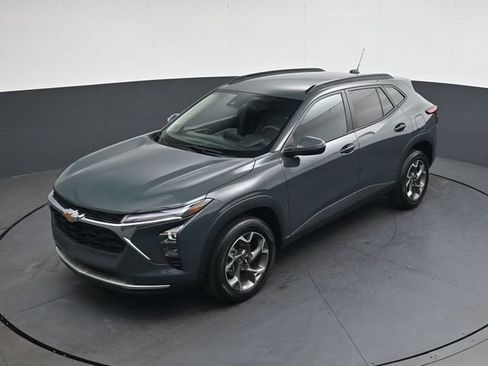 Used 2025 Chevrolet Trax LT FWD image 28