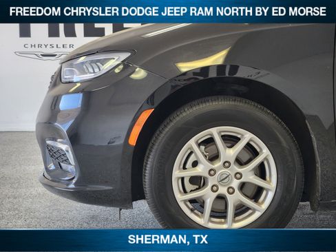 Used 2024 Chrysler Pacifica Touring-L image 6