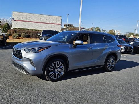 Used 2021 Toyota Highlander Platinum image 3