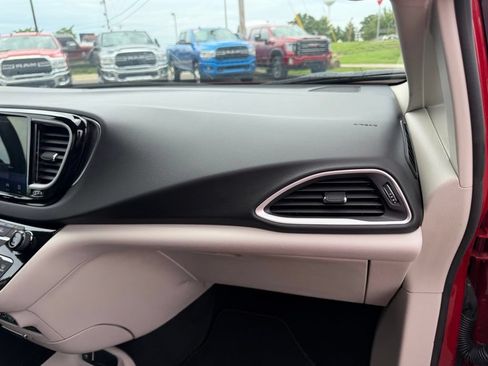 Used 2024 Chrysler Pacifica Touring-L FWD image 32