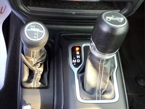 Used 2018 Jeep Wrangler Unlimited Sahara image 25