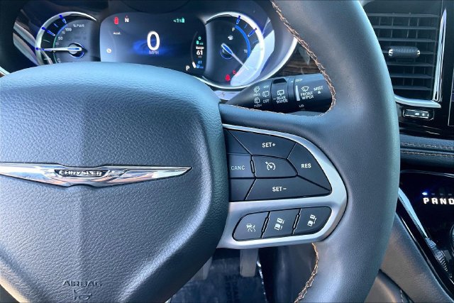 Used 2023 Chrysler Pacifica Pinnacle FWD image 19