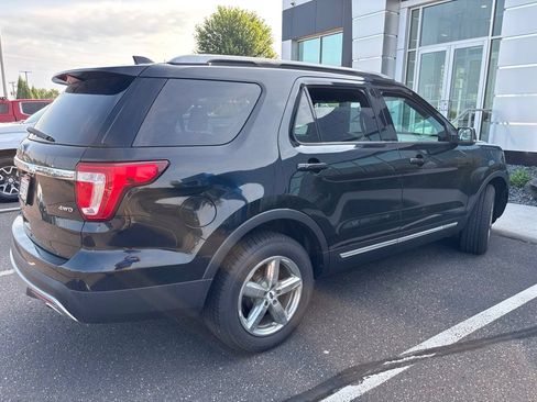 Used 2017 Ford Explorer XLT w/ Equipment Group 202A AWD/4WD image 7