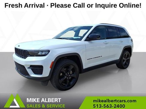 Used 2023 Jeep Grand Cherokee Altitude image 3