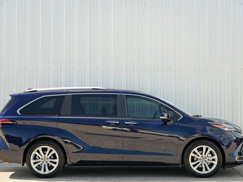 Used 2024 Toyota Sienna Platinum image 56