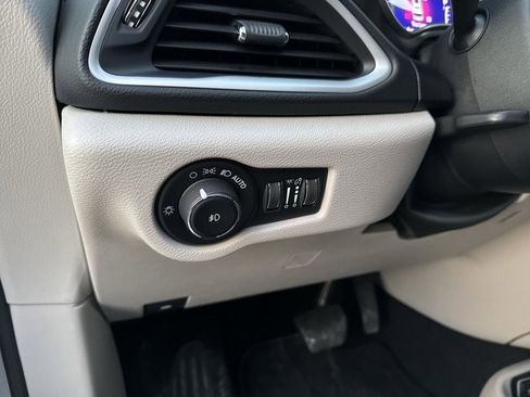 Used 2023 Chrysler Pacifica Touring-L image 24