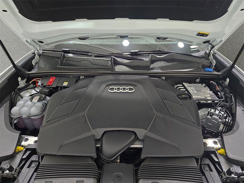 Certified 2025 Audi Q8 Prestige image 31
