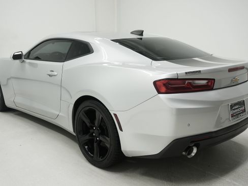 Used 2016 Chevrolet Camaro LT RWD image 6