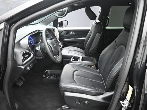 Used 2025 Chrysler Pacifica Select FWD image 16