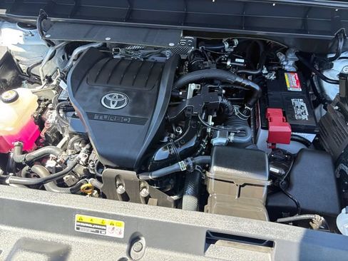 Used 2023 Toyota Highlander XLE FWD image 9