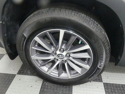 Used 2019 Toyota Highlander XLE image 17