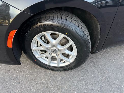 Used 2021 Chrysler Pacifica Touring-L image 14