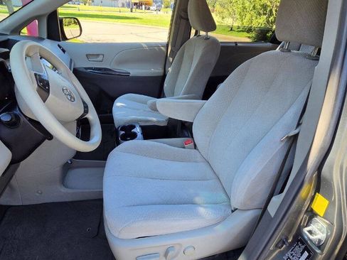 Used 2011 Toyota Sienna LE FWD image 11