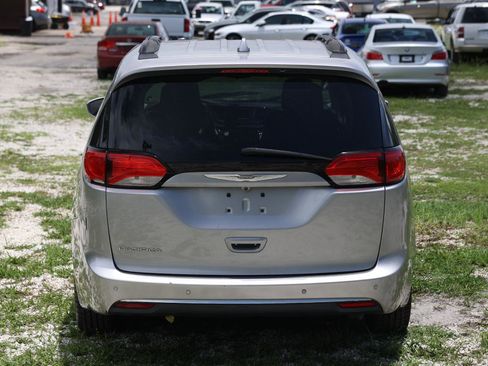 Used 2017 Chrysler Pacifica Touring-L FWD image 9