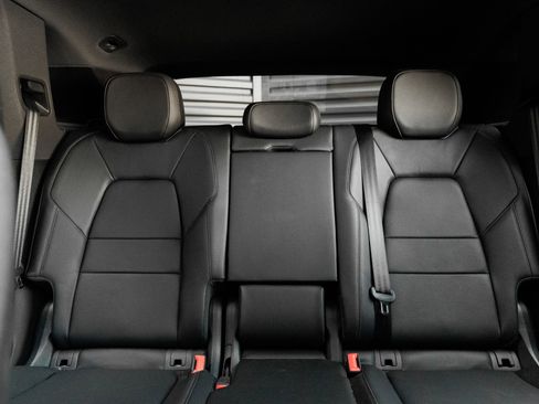 Certified 2025 Porsche Cayenne AWD/4WD image 24