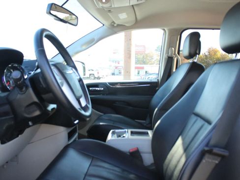 Used 2015 Chrysler Town & Country Touring w/ Trailer Tow Group image 16