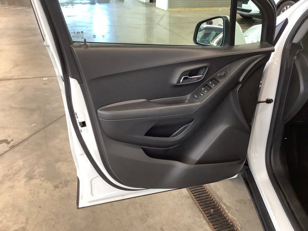 Used 2019 Chevrolet Trax LT w/ LT Convenience Package AWD/4WD image 15