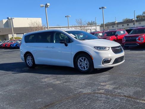 Used 2024 Chrysler Pacifica Touring-L FWD image 4