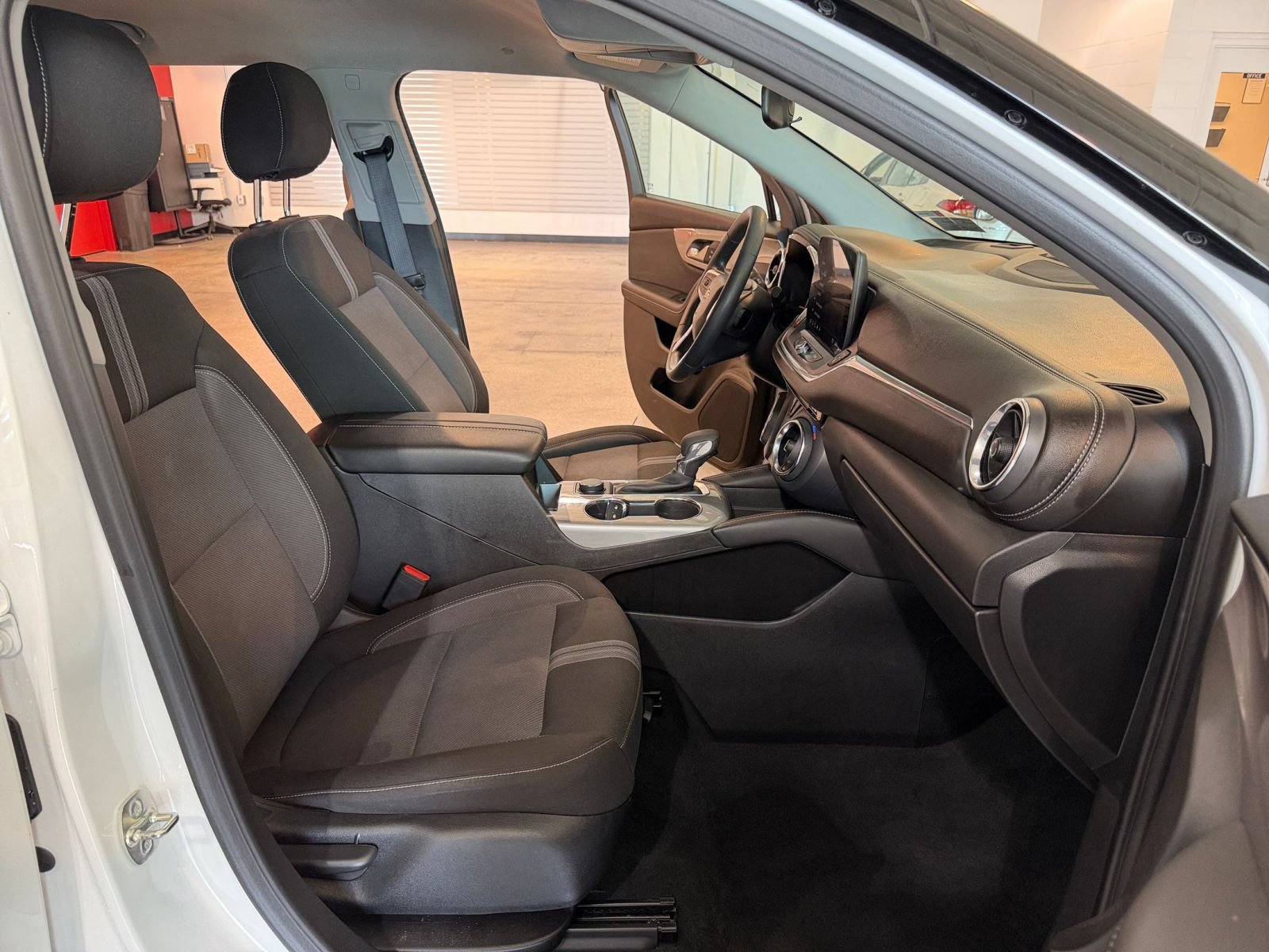 Used 2025 Chevrolet Blazer LT FWD image 35