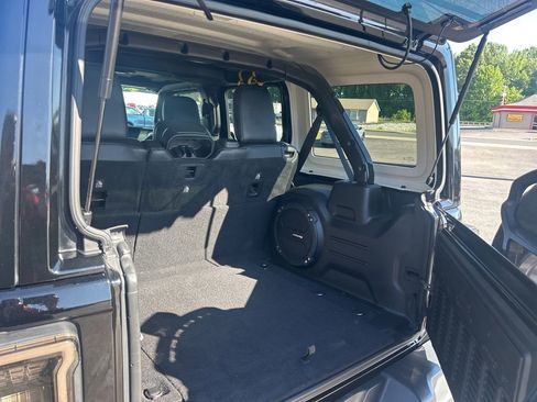 Used 2018 Jeep Wrangler Unlimited Sahara AWD/4WD image 34