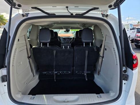 Used 2022 Chrysler Pacifica Touring-L image 11