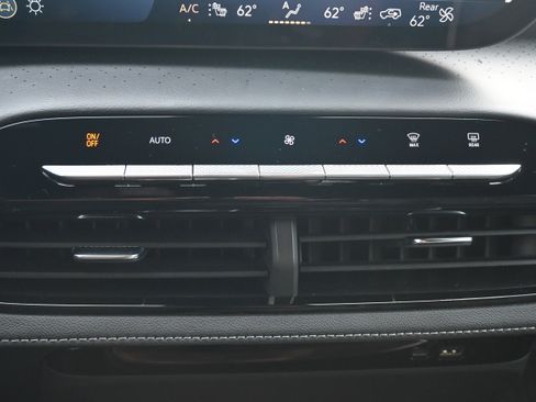 Used 2025 Buick Enclave Avenir image 27