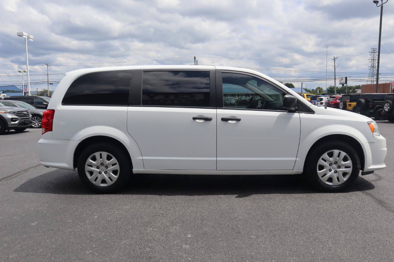 Used 2019 Dodge Grand Caravan SE w/ UConnect Hands-Free Group FWD image 9
