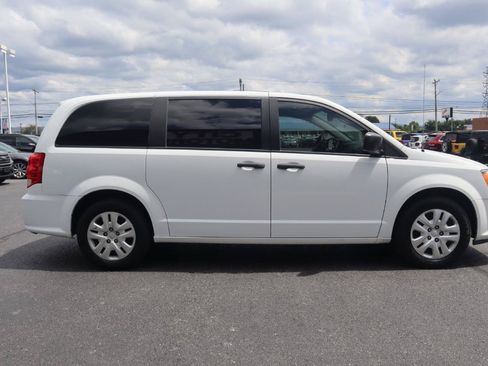 Used 2019 Dodge Grand Caravan SE w/ UConnect Hands-Free Group FWD image 9