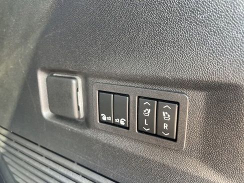 Used 2023 GMC Yukon SLT w/ SLT Premium Package AWD/4WD image 42