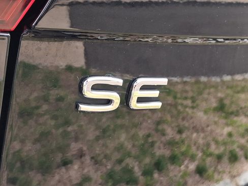 Certified 2022 Volkswagen Tiguan SE R-Line image 30