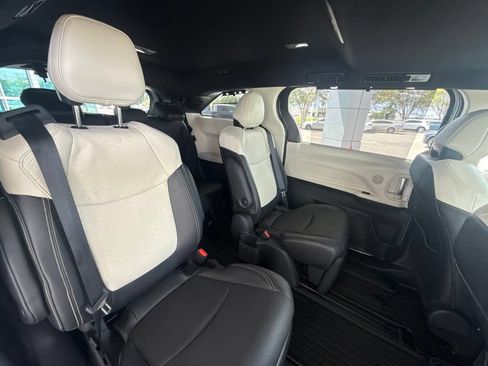 Used 2026 Toyota Sienna Limited FWD image 38