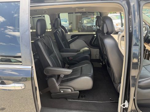 Used 2014 Chrysler Town & Country Touring-L w/ Driver Convenience Group FWD image 18