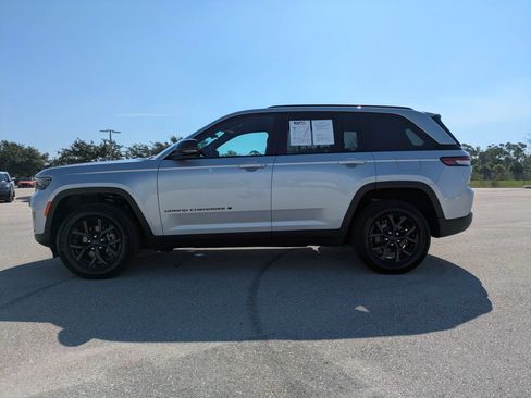 Used 2025 Jeep Grand Cherokee Altitude AWD/4WD image 8
