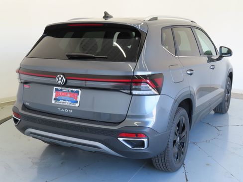 New 2026 Volkswagen Taos SE image 4