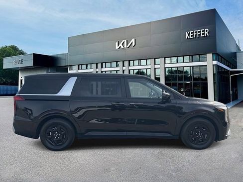 Used 2025 Kia Carnival FWD image 9