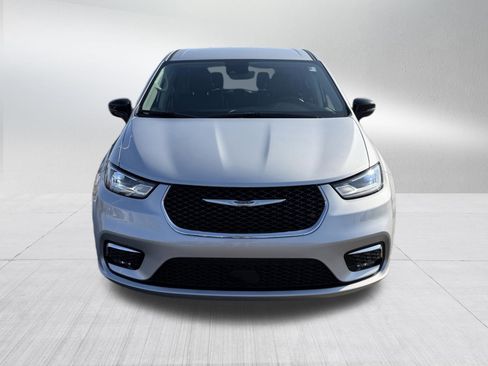 Used 2024 Chrysler Pacifica Touring-L image 2